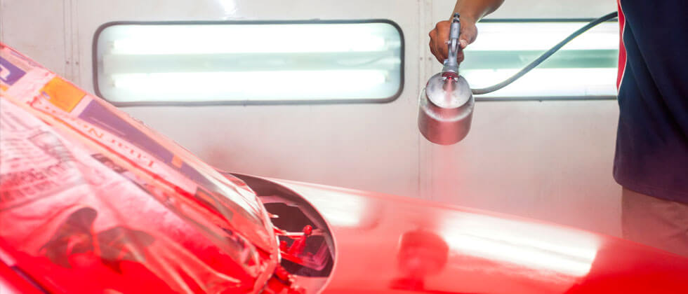 Travaux de carrosserie dans un atelier